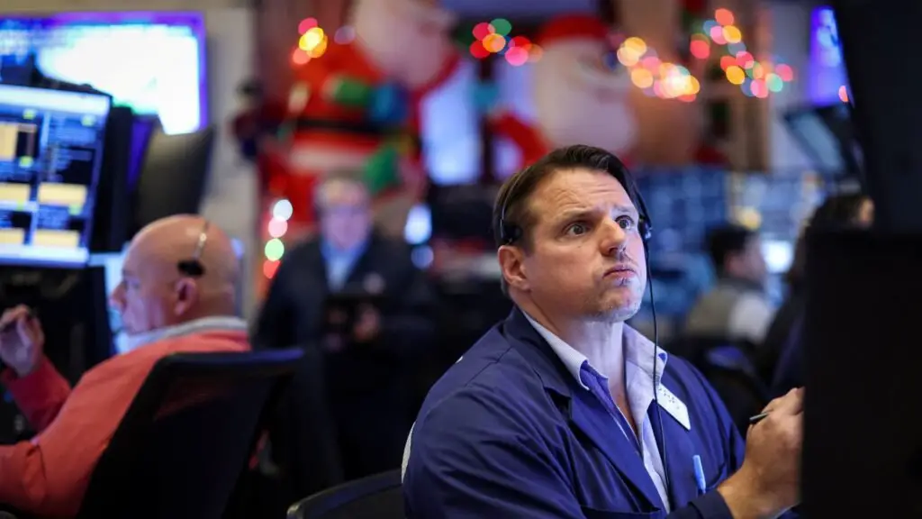 Treasury yields fall ahead of the Christmas holidays