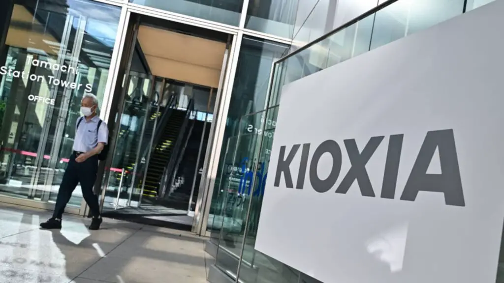 Kioxia shares rise slightly in Tokyo debut following an $800 million initial public offering