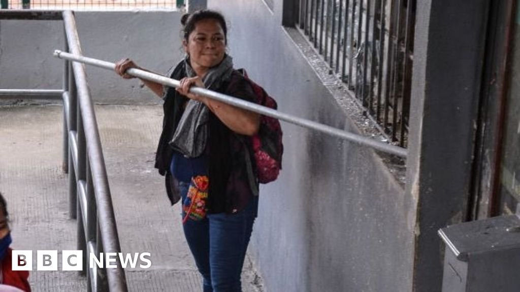 Relatives of prisoners try to break into the prison