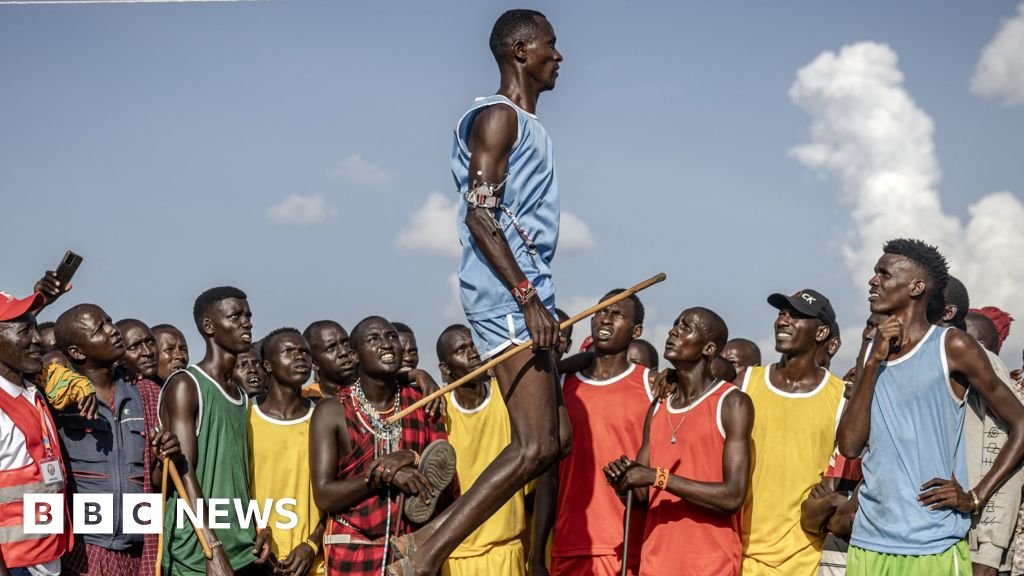 Warriors, water and a white horse: photos of the week