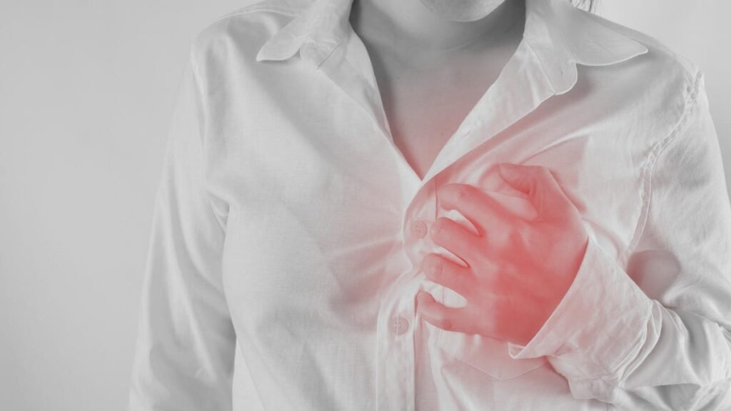 Could your chest pain be related to anxiety? Symptoms and 4 solutions