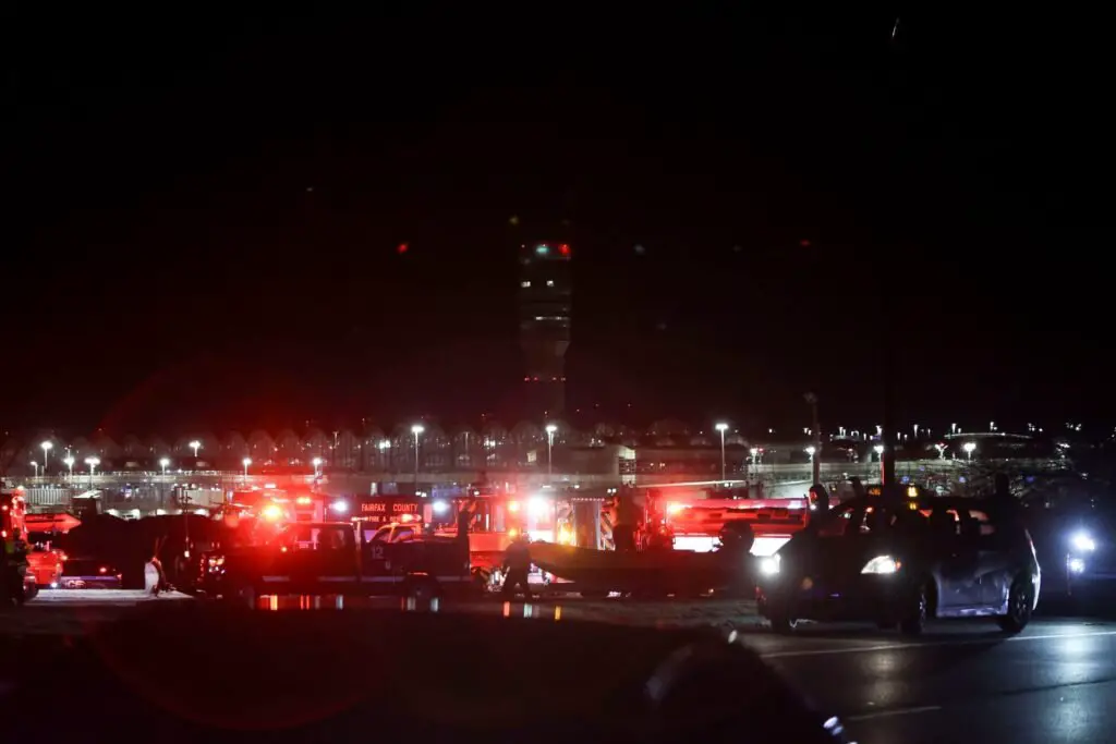 American Airlines Jet & Army helicopters collide in the air in DC