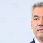 The Austrian Chancellor resigns to prevent the collapse of the far right