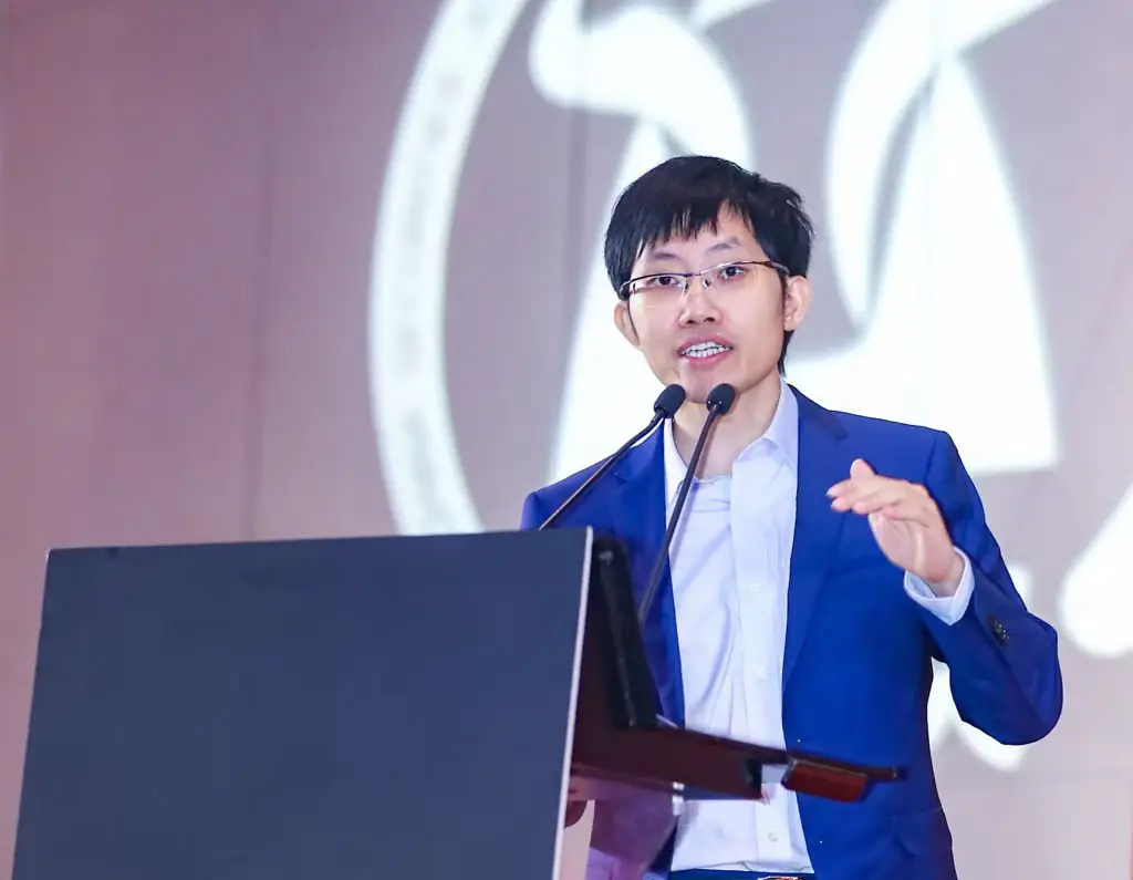 The Deepseek founder Liang Wenfeng receives the greeting of a hero at home