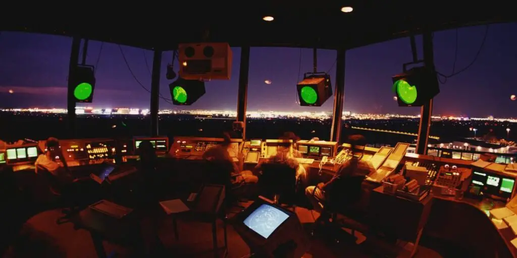 America’s air traffic controls are scarce – those who are qualified can earn 137,000 US dollars annually without the bachelor’s degree