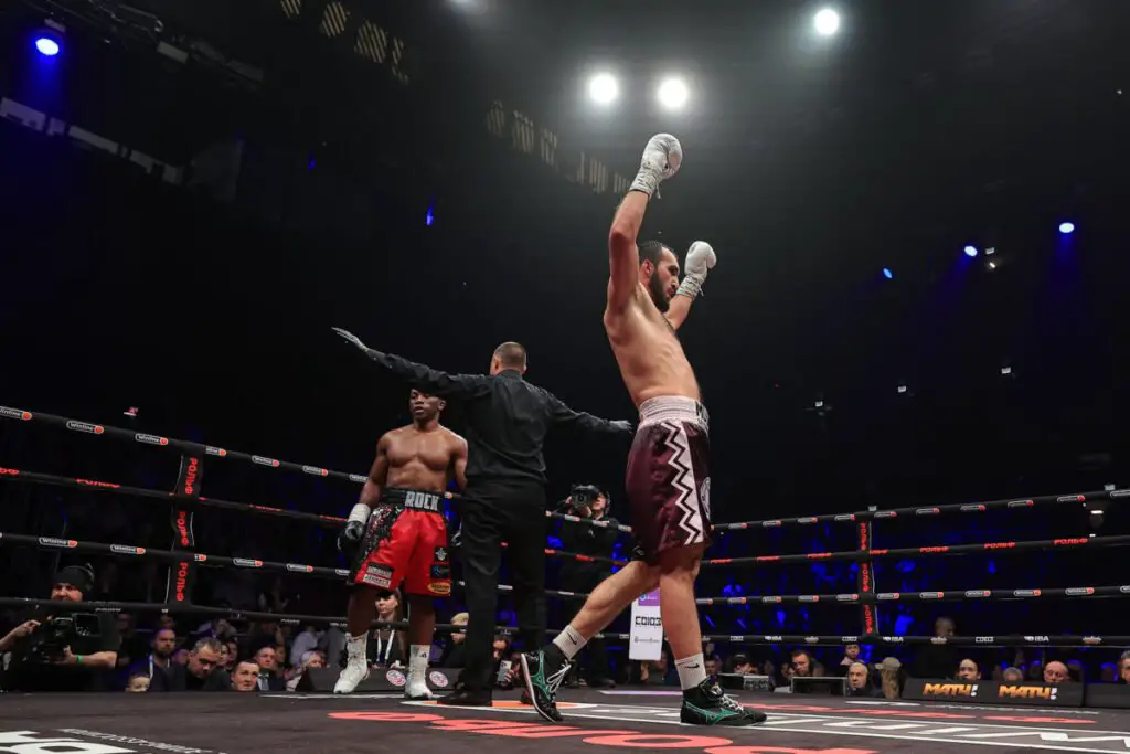 Boxing results: Gadzhimagomedov dominates Mchunu – video highlights