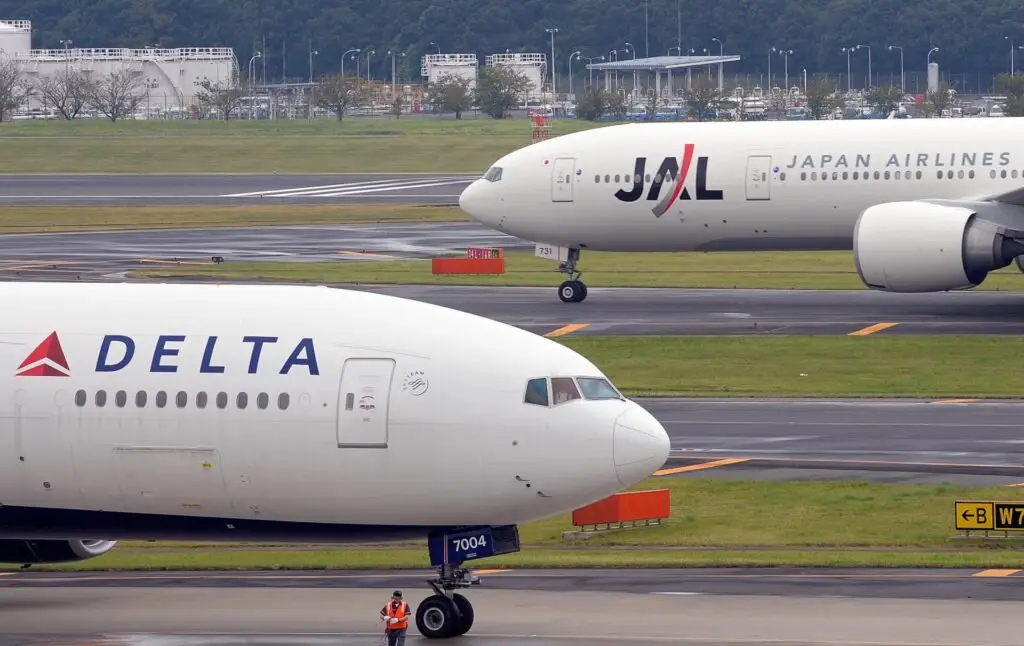 Seattle-Tacoma International Airport: Collect two planes (videos)