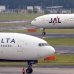 Seattle-Tacoma International Airport: Collect two planes (videos)