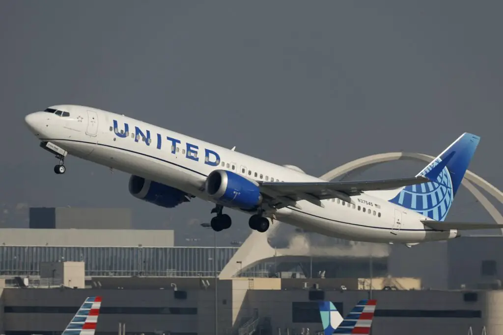 United Airlines aircraft evacuates after the fire before the start of the fire