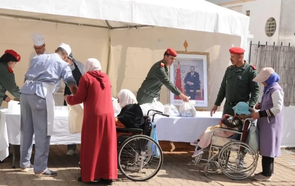 Moroccos Royal Guard distributes Iftar meals to families in need during the Ramadan