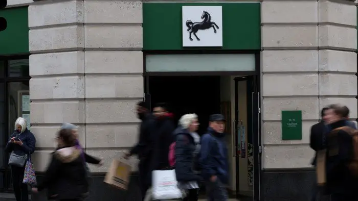 Lloyds shifts IT jobs from Great Britain to India