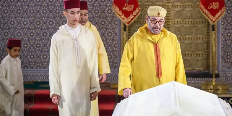 SM The king collects at the grave of the late Mohammed V.