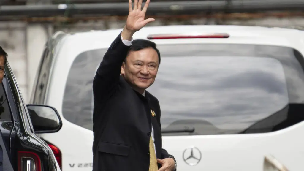 Former Thai leader Thaksin leaves abruptly land in the middle of political chaos