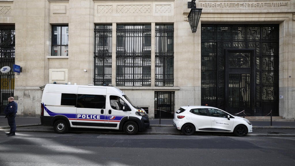 France foils Paris bombing at US bank and launches anti-terrorism investigation